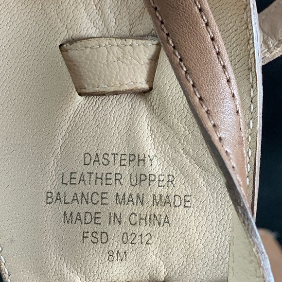 Joan & David Stephy leather sandals. Size 8 - Picture 5 of 6